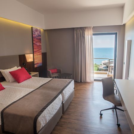 Ramada Plaza by Wyndham Thraki Hotel Alexandroupoli Bagian luar foto A room at the hotel