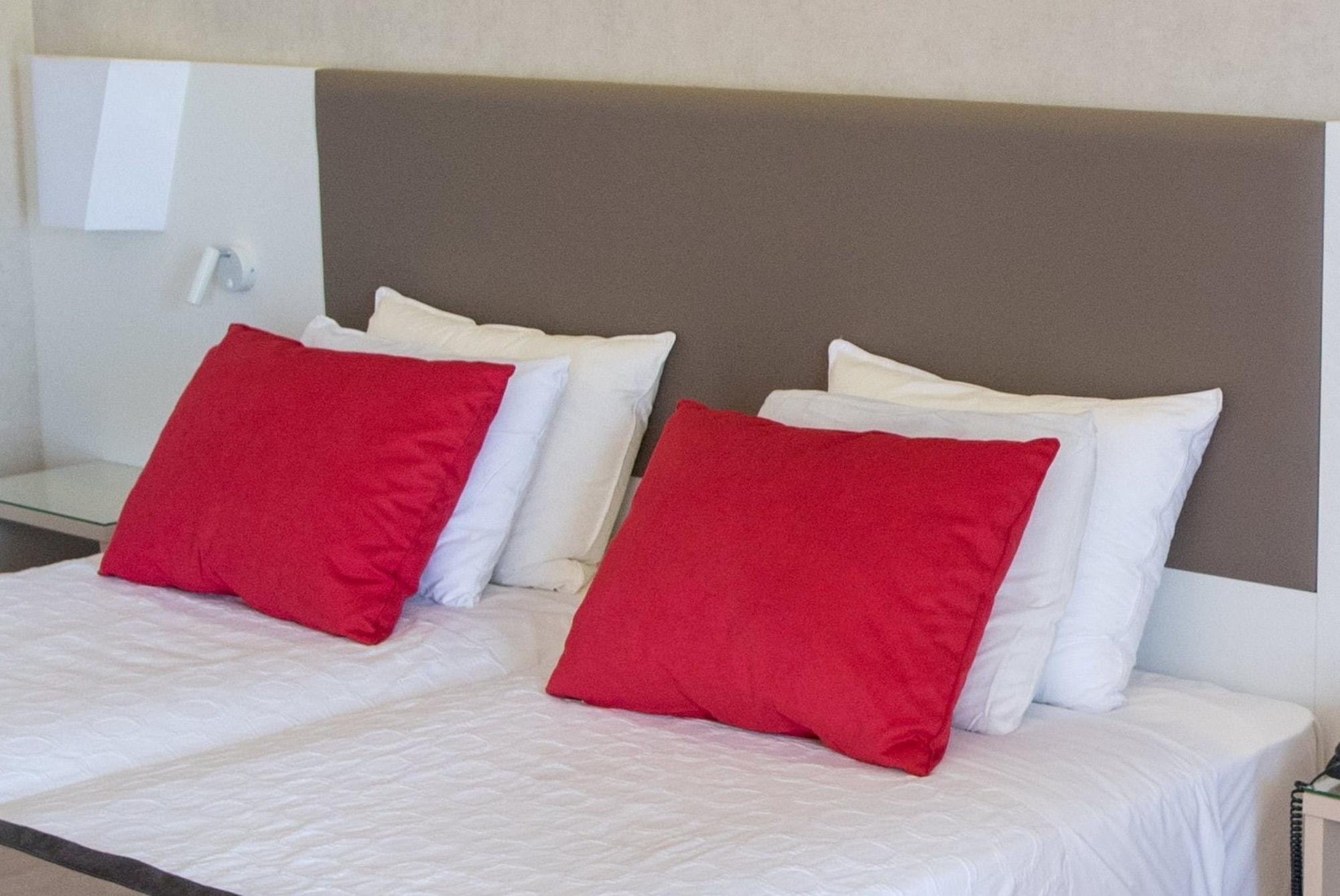 Ramada Plaza by Wyndham Thraki Hotel Alexandroupoli Bagian luar foto Pillows on a bed
