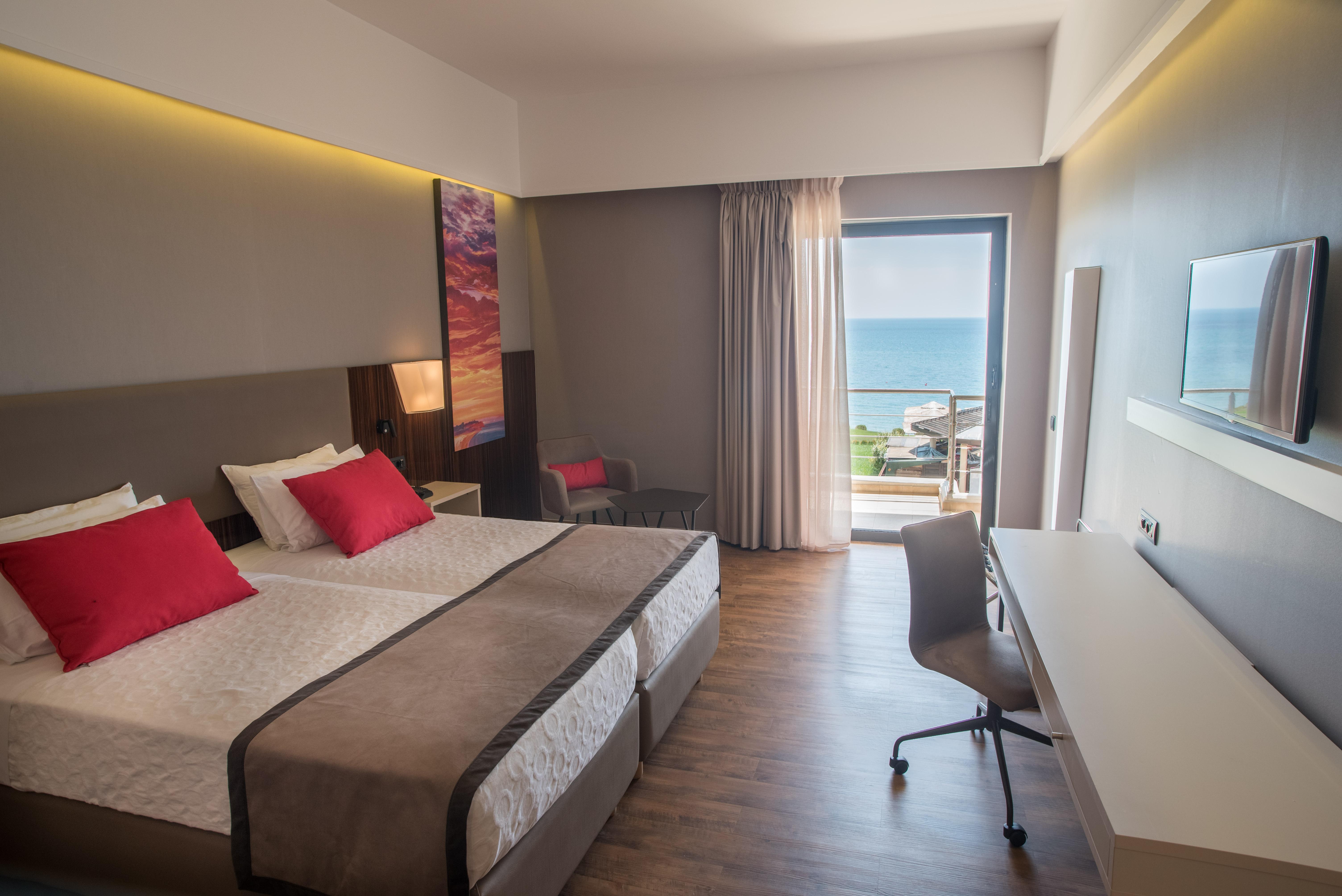 Ramada Plaza by Wyndham Thraki Hotel Alexandroupoli Bagian luar foto A room at the hotel