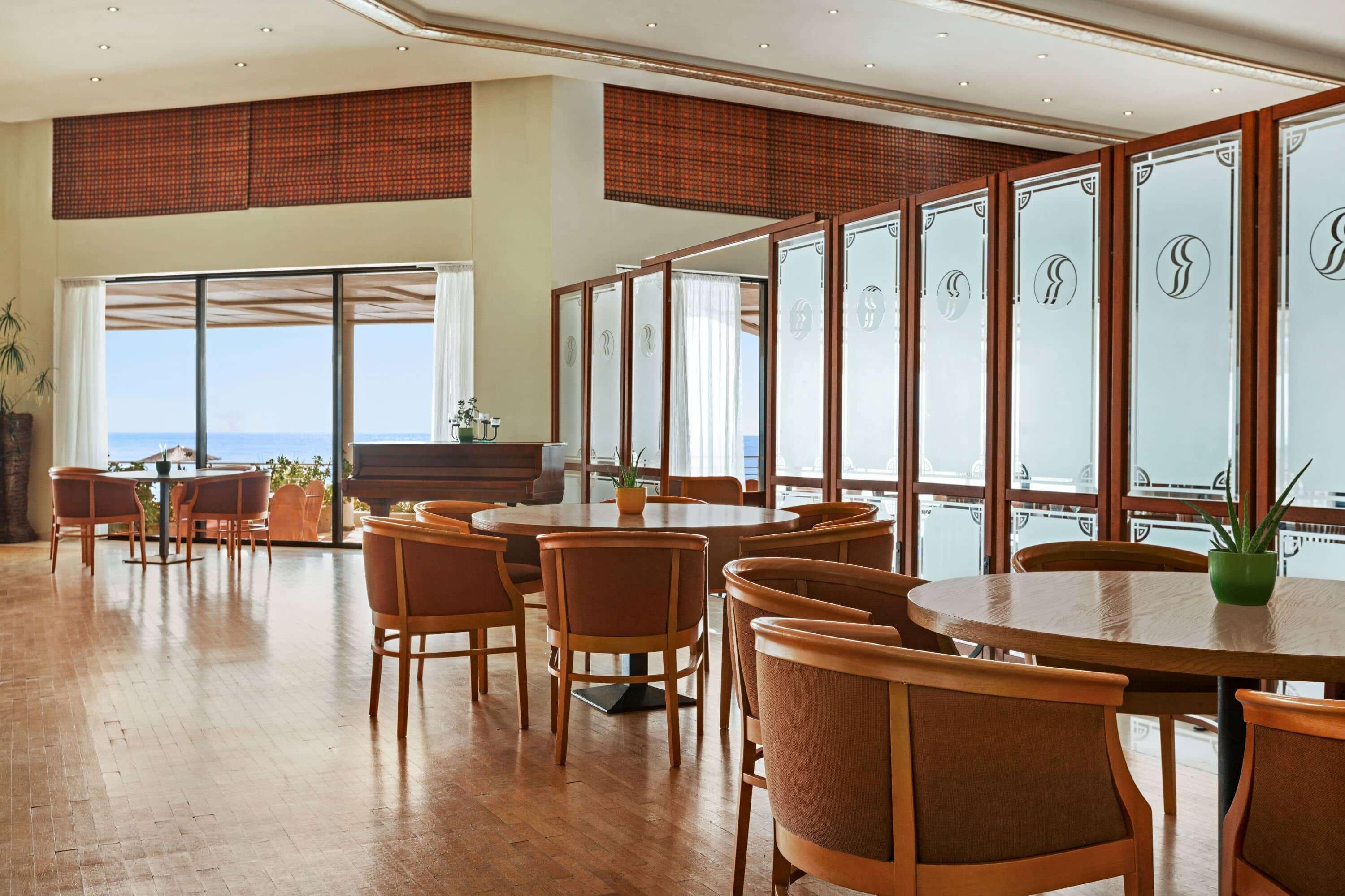 Ramada Plaza by Wyndham Thraki Hotel Alexandroupoli Bagian luar foto The Club Lounge at the airport