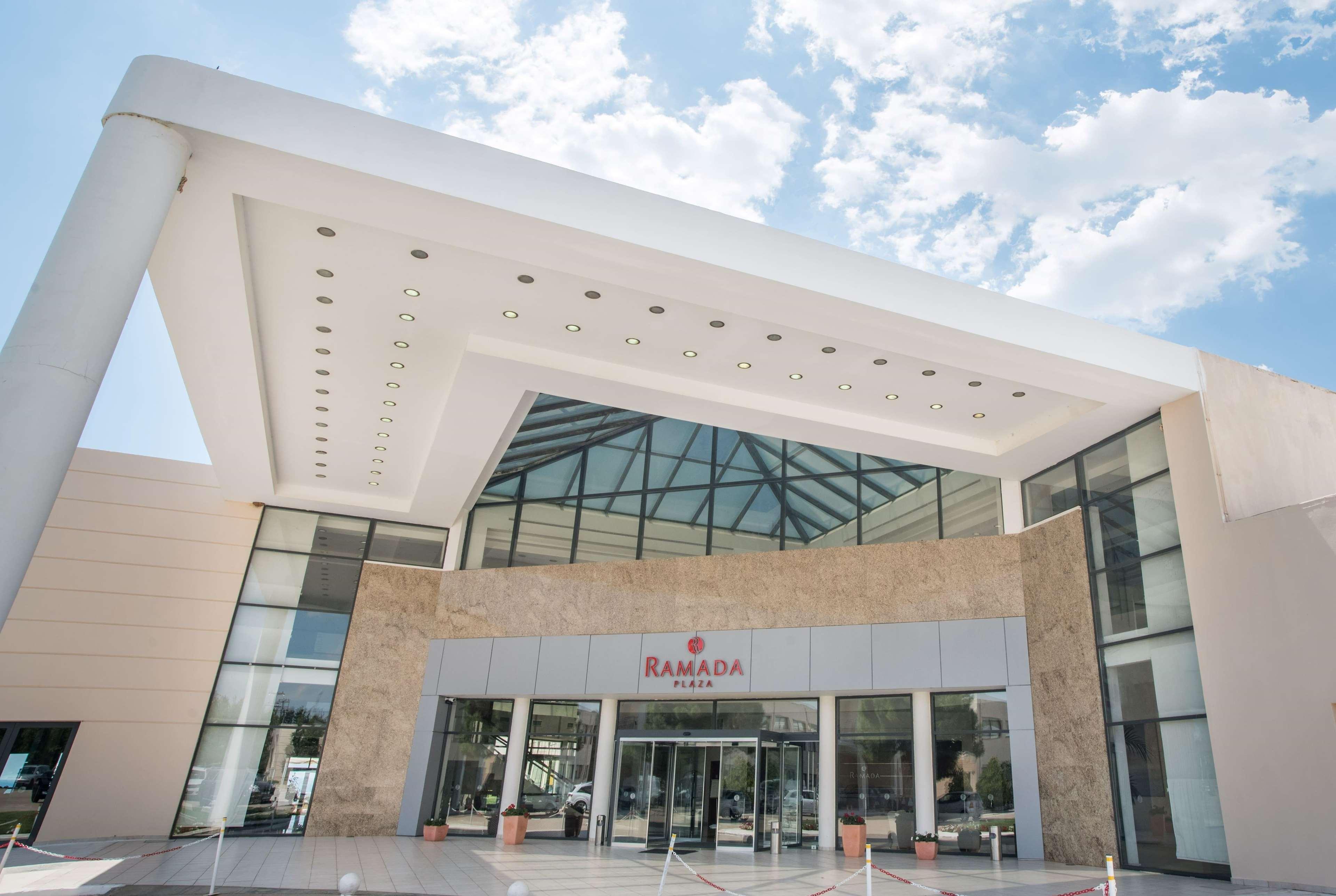 Ramada Plaza by Wyndham Thraki Hotel Alexandroupoli Bagian luar foto The entrance of the hotel