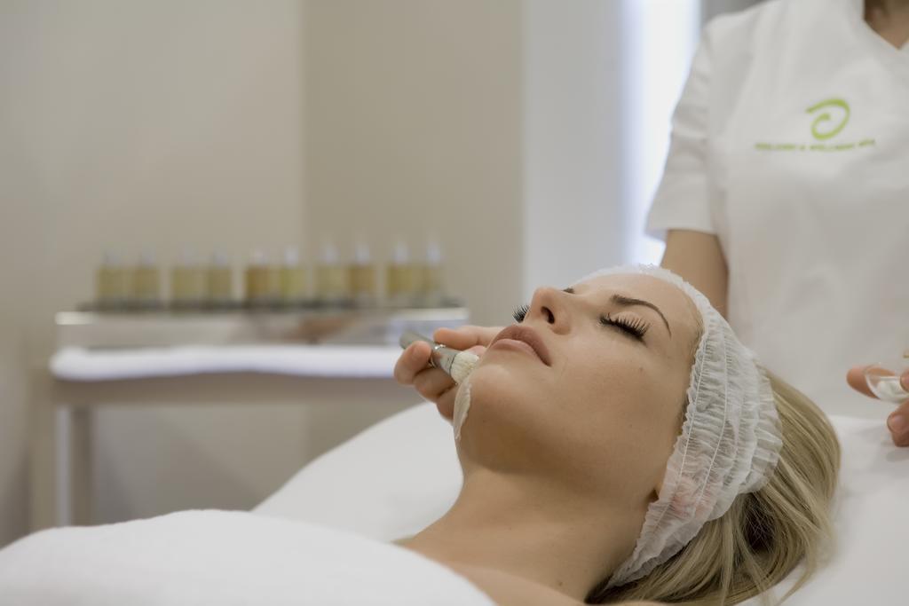 Ramada Plaza by Wyndham Thraki Hotel Alexandroupoli Bagian luar foto A woman receiving a facial