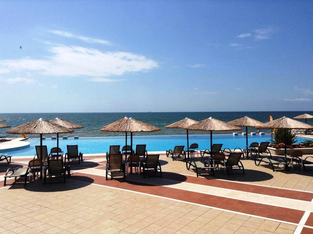 Ramada Plaza by Wyndham Thraki Hotel Alexandroupoli Bagian luar foto A pool at a resort in Varvarovski, Bulgaria