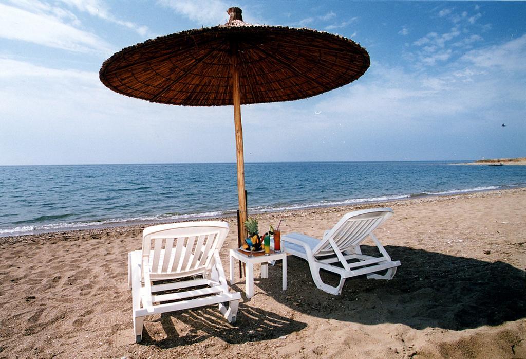Ramada Plaza by Wyndham Thraki Hotel Alexandroupoli Bagian luar foto A beach umbrella