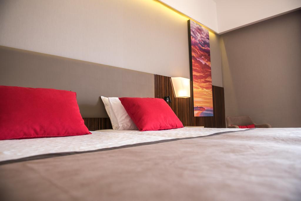 Ramada Plaza by Wyndham Thraki Hotel Alexandroupoli Bagian luar foto A room at the hotel
