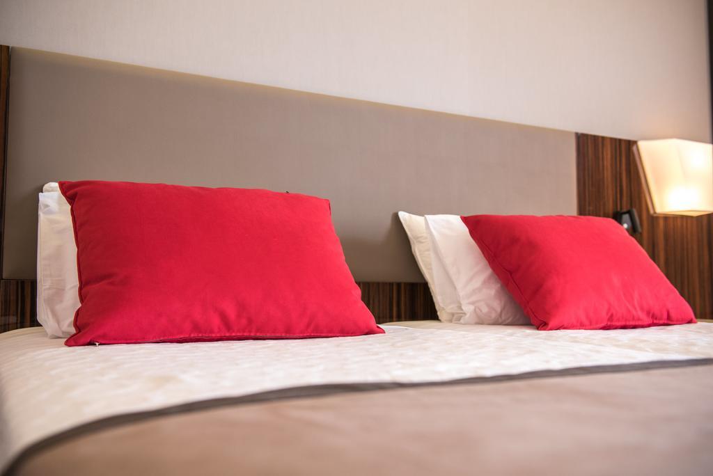 Ramada Plaza by Wyndham Thraki Hotel Alexandroupoli Bagian luar foto Pillows on a bed