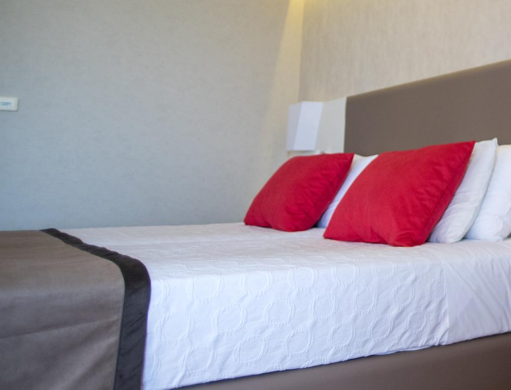 Ramada Plaza by Wyndham Thraki Hotel Alexandroupoli Bagian luar foto A bed with a throw