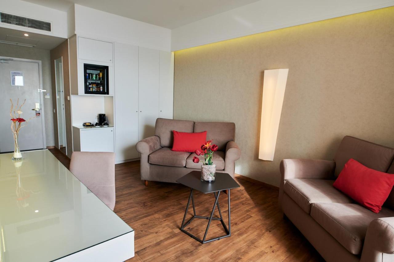 Ramada Plaza by Wyndham Thraki Hotel Alexandroupoli Bagian luar foto A living room in a serviced apartment in Berlin, Germany