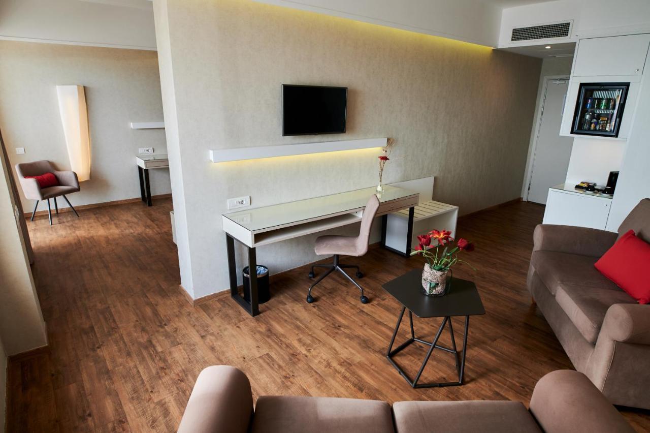 Ramada Plaza by Wyndham Thraki Hotel Alexandroupoli Bagian luar foto Suite