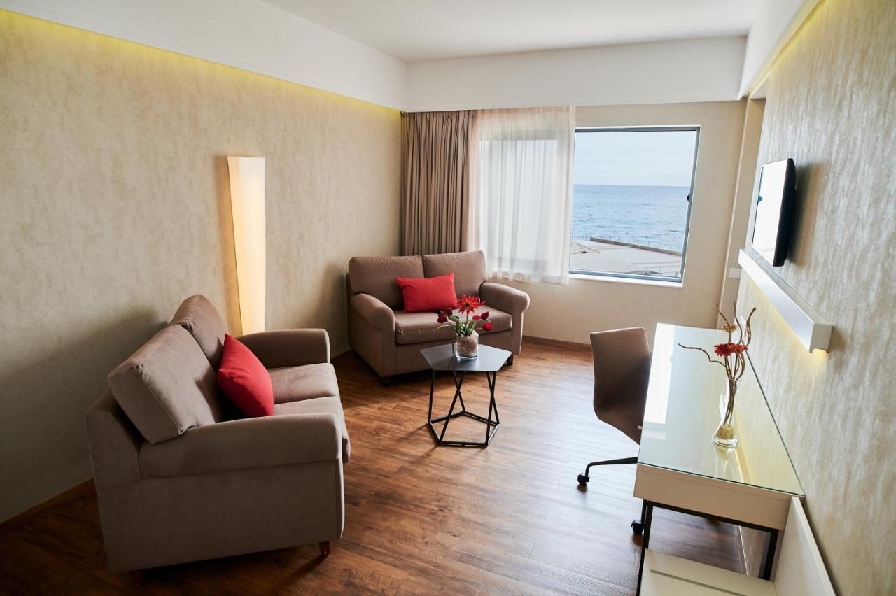 Ramada Plaza by Wyndham Thraki Hotel Alexandroupoli Bagian luar foto A suite at the hotel