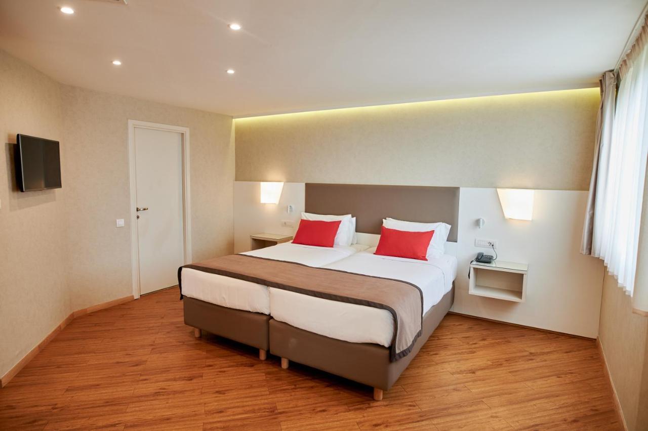 Ramada Plaza by Wyndham Thraki Hotel Alexandroupoli Bagian luar foto A room at the hotel