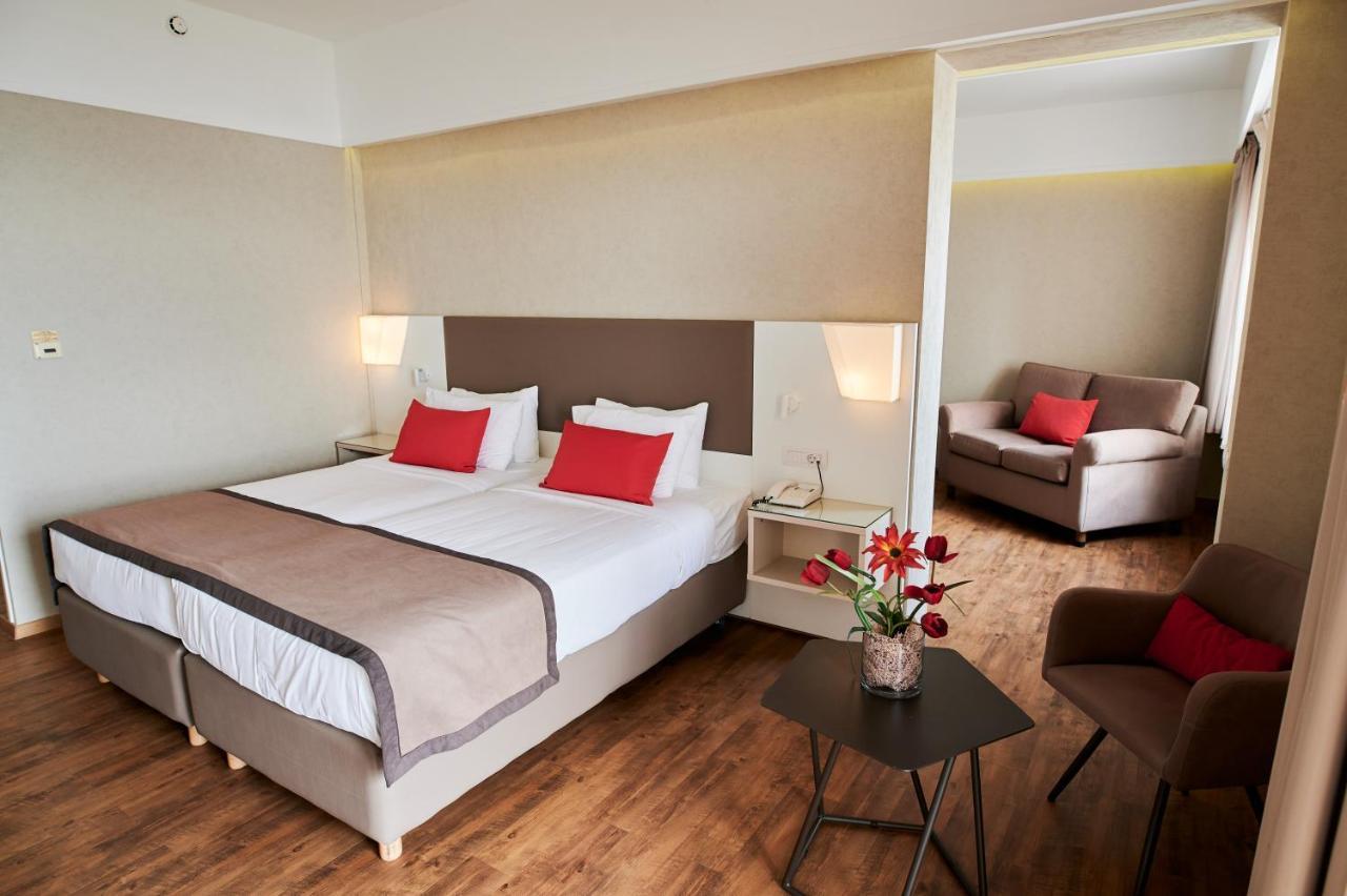 Ramada Plaza by Wyndham Thraki Hotel Alexandroupoli Bagian luar foto A room at the hotel
