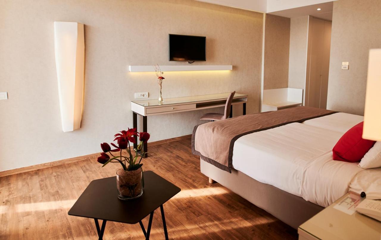 Ramada Plaza by Wyndham Thraki Hotel Alexandroupoli Bagian luar foto A room at the hotel