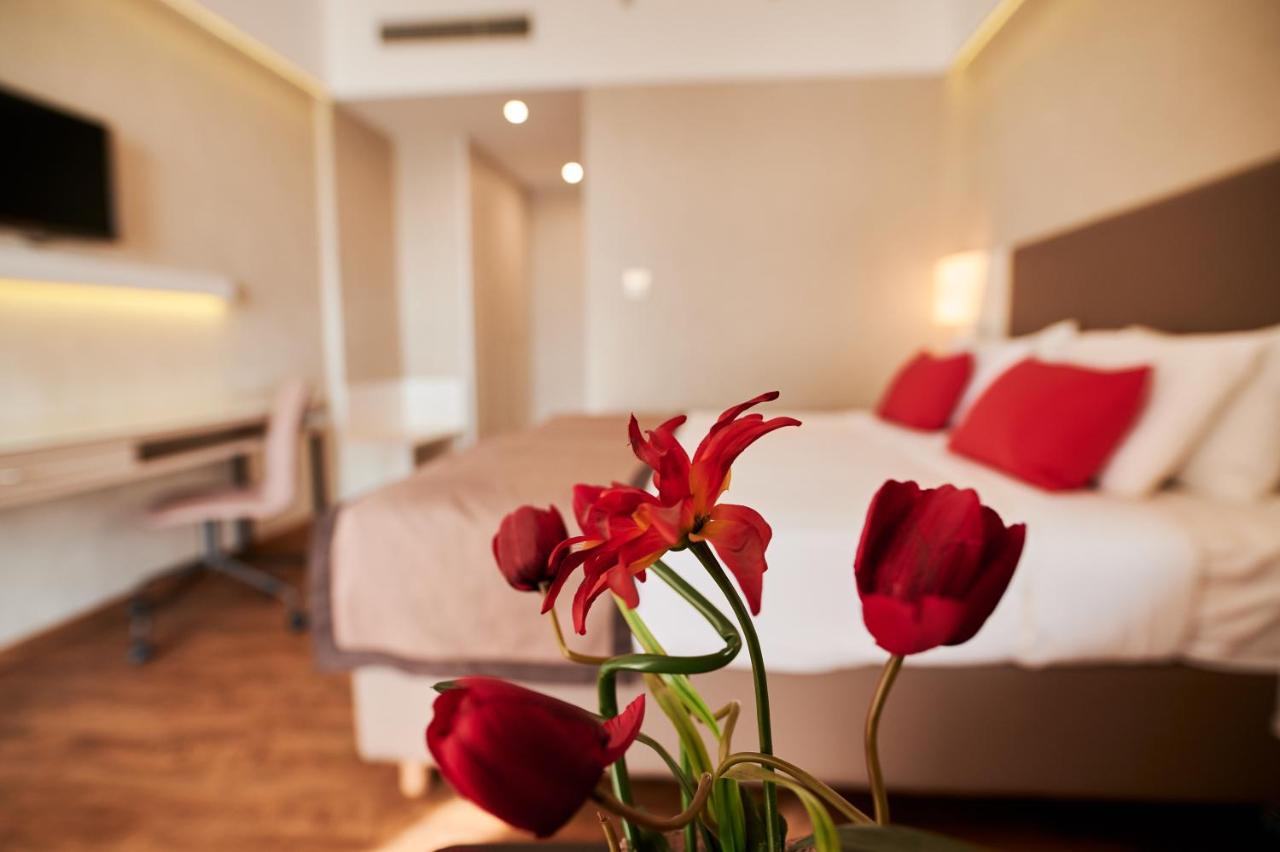Ramada Plaza by Wyndham Thraki Hotel Alexandroupoli Bagian luar foto A room at the hotel