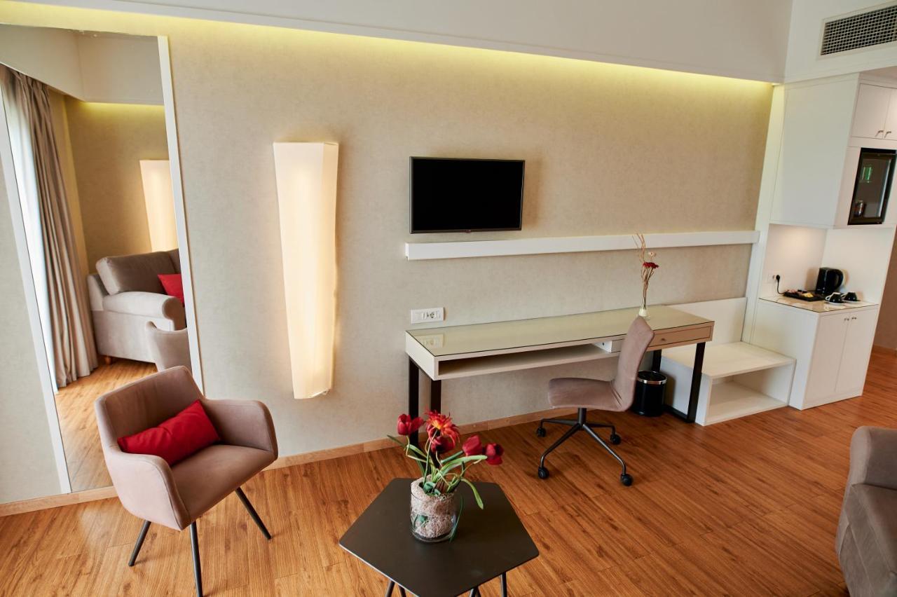 Ramada Plaza by Wyndham Thraki Hotel Alexandroupoli Bagian luar foto A room at the hotel