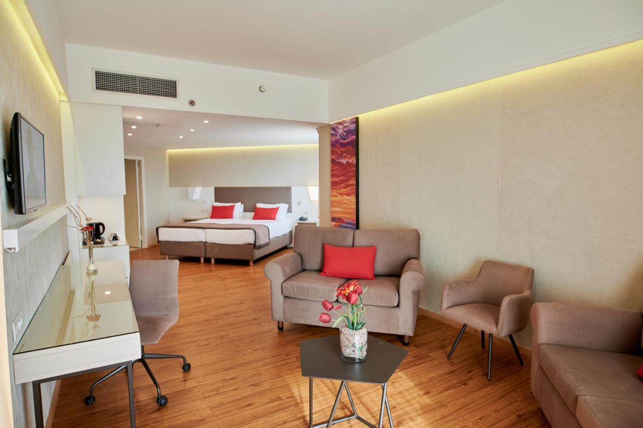 Ramada Plaza by Wyndham Thraki Hotel Alexandroupoli Bagian luar foto A room at the hotel